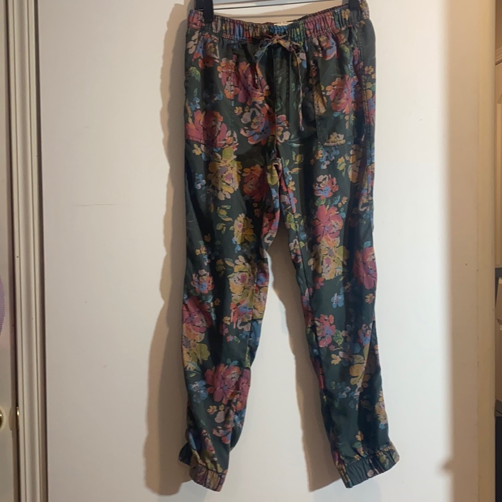 Nicole Miller casual floral pants/jogger pull on front deep pockets. Size small
